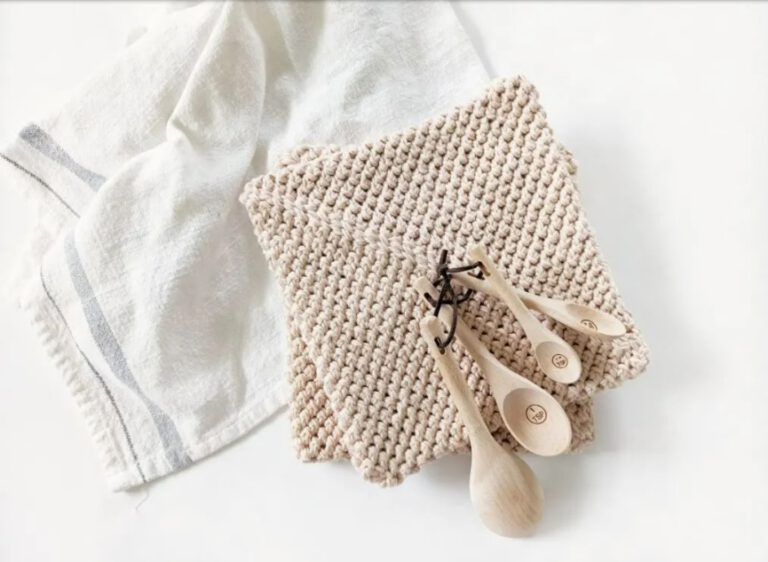 beige-crocheted-potholder